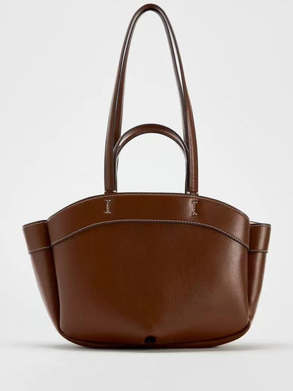 Bolso de piel sintética de gran capacidad, ideal para llevar todo lo necesario con estilo.