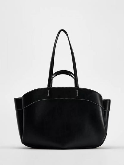Bolso de piel sintética de gran capacidad, ideal para llevar todo lo necesario con estilo.