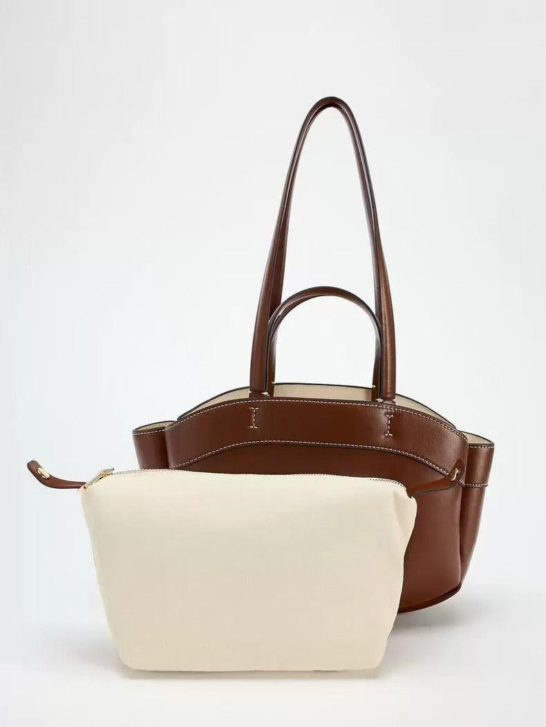 Bolso de piel sintética de gran capacidad, ideal para llevar todo lo necesario con estilo.