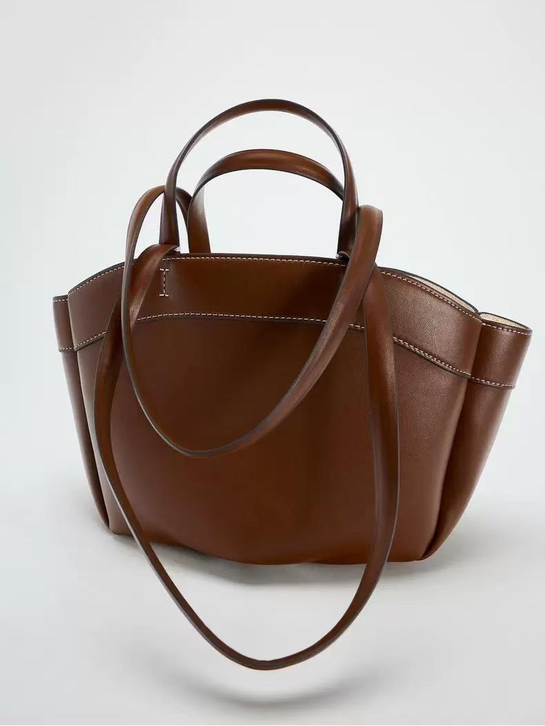 Bolso de piel sintética de gran capacidad, ideal para llevar todo lo necesario con estilo.