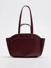 Bolso de piel sintética de gran capacidad, ideal para llevar todo lo necesario con estilo.