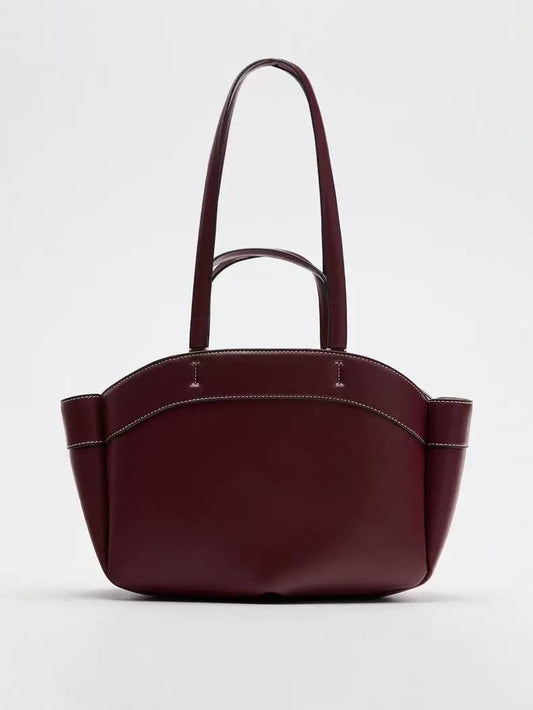 Bolso de piel sintética de gran capacidad, ideal para llevar todo lo necesario con estilo.