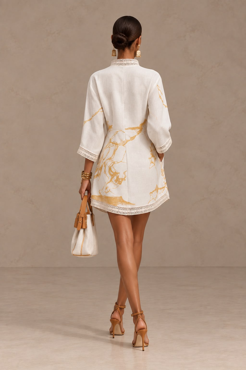 Selena | Mini Vestido Blanco con Estampado Dorado