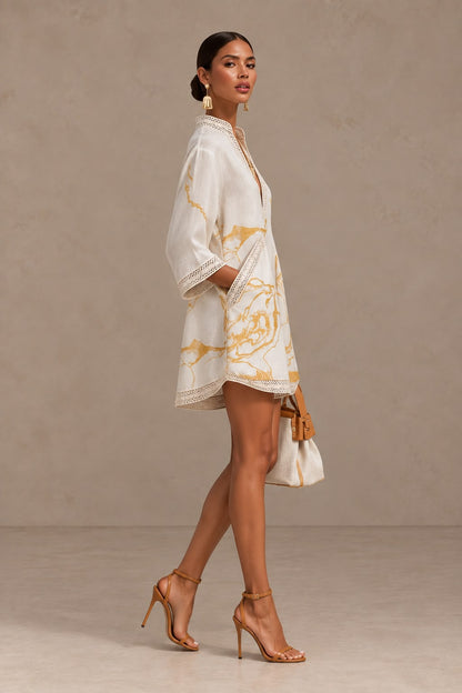 Selena | Mini Vestido Blanco con Estampado Dorado