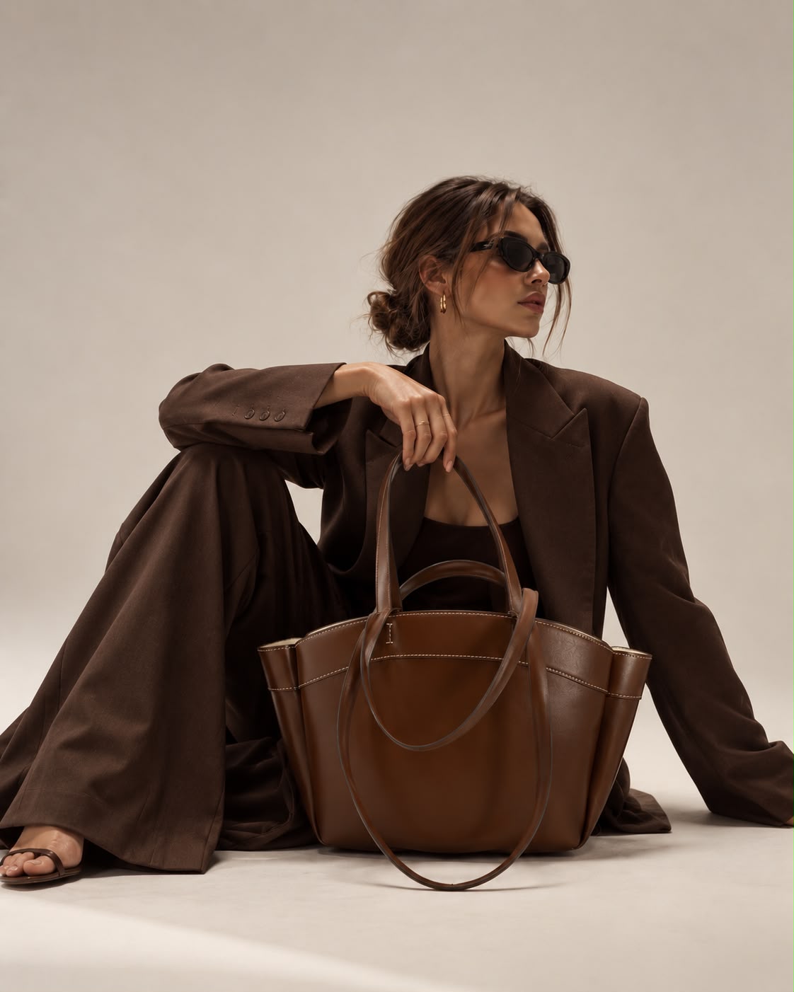 Bolso de piel sintética de gran capacidad, ideal para llevar todo lo necesario con estilo.
