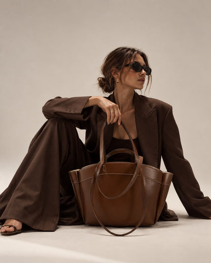 Bolso de piel sintética de gran capacidad, ideal para llevar todo lo necesario con estilo.